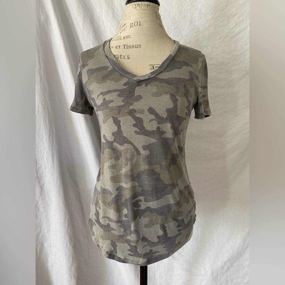 American Eagle XS camo v-neck tee.